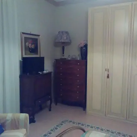 E: Living And Bedrooms * Rom