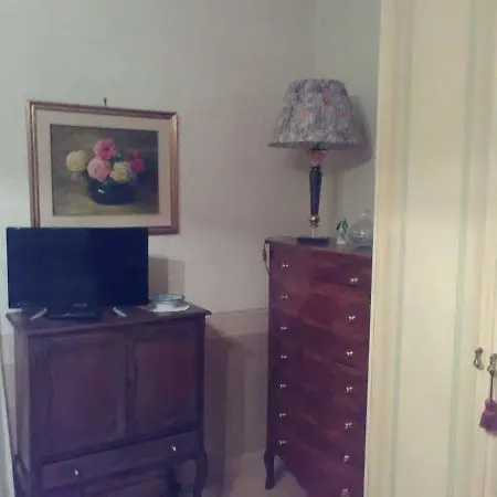 Guest house E: Living And Bedrooms