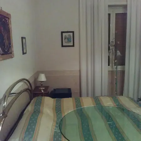 Guest house E: Living And Bedrooms Rome